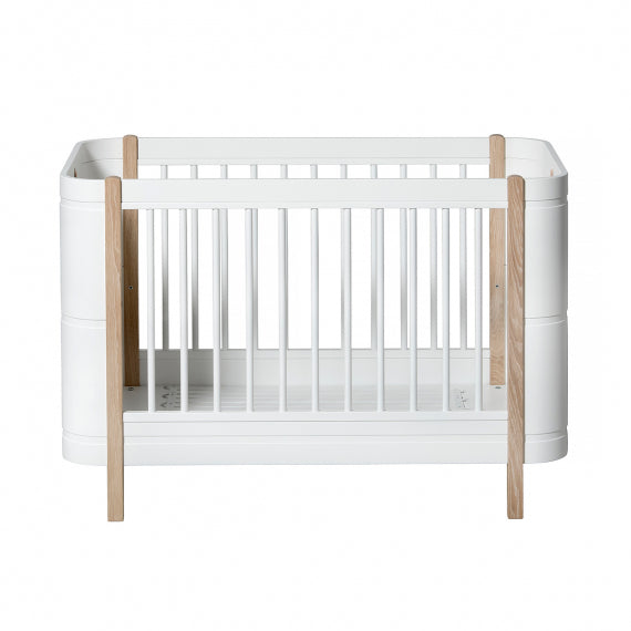 Weißes Wood Mini+ Babybett aus Birke und Eiche, wandelbar zum Juniorbett, skandinavisches Design