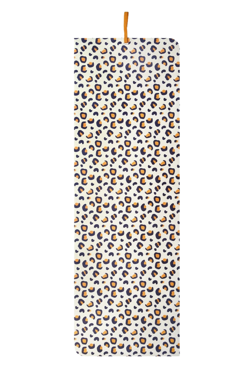 Design-Yogamatte von YOGITIER aus umweltfreundlichem Naturkautschuk mit rutschfester Mikrofaser-Velours-Oberfläche und elastischem Gummiband in Dschungelgrün