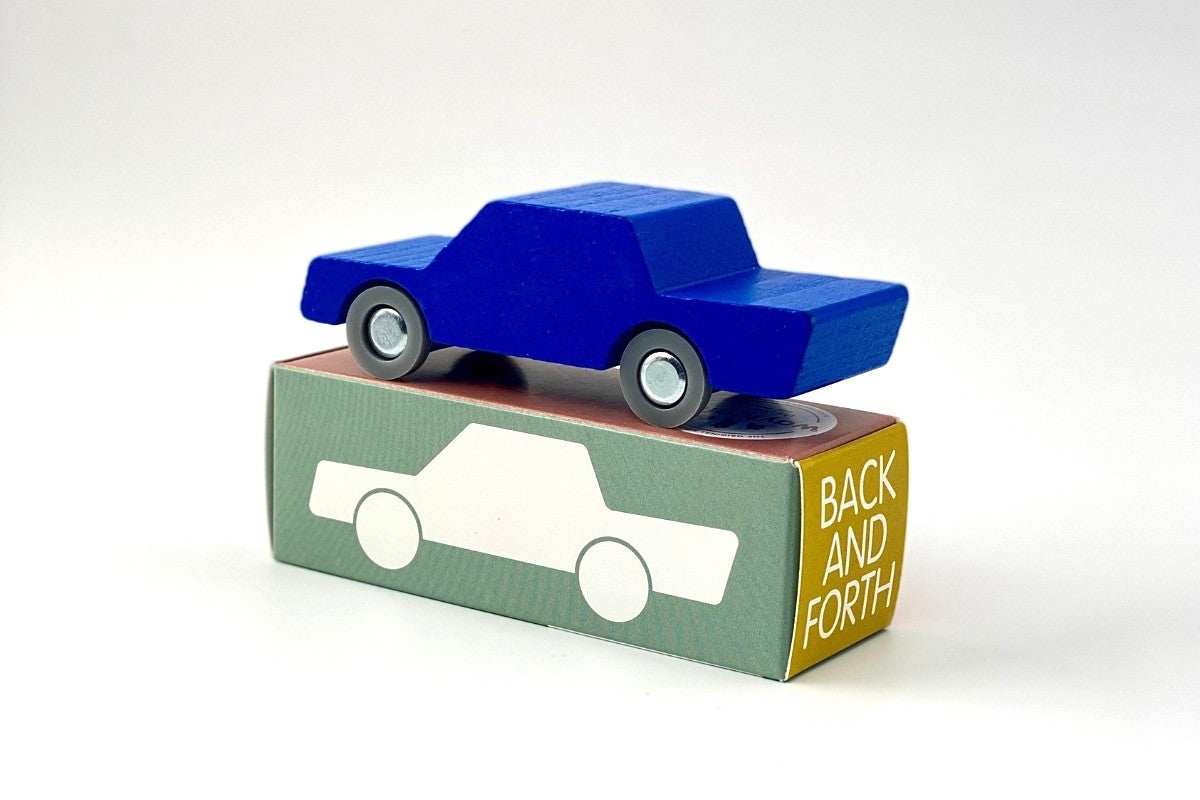 Back and Forth Holz- Auto blau von Waytoplay, beidseitig gleich, Kinderspielzeug aus Holz, entworfen von Floris Hover, 10x3,5 cm, hergestellt in Italien