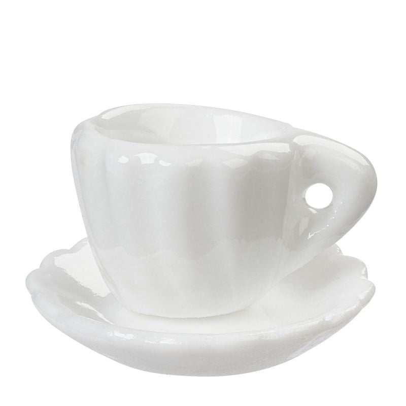 Keramiktasse mit kleinem Wichtel und heißer Schokolade, skandinavische Weihnachtsdekoration