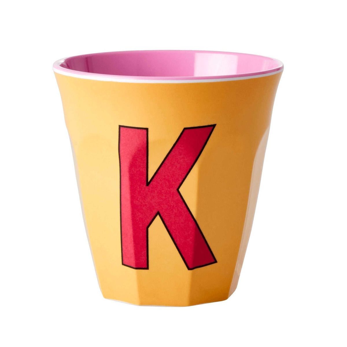 Buchstabenbecher K aus Melamin mit 250 ml Fassungsvermögen und Buchstaben-Print, spülmaschinenfest
