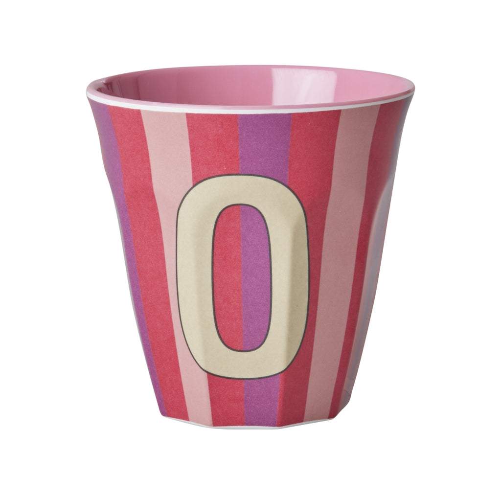 Buchstabenbecher O Melaminbecher 250 ml mit Alphabet-Print und personalisierbarem Design