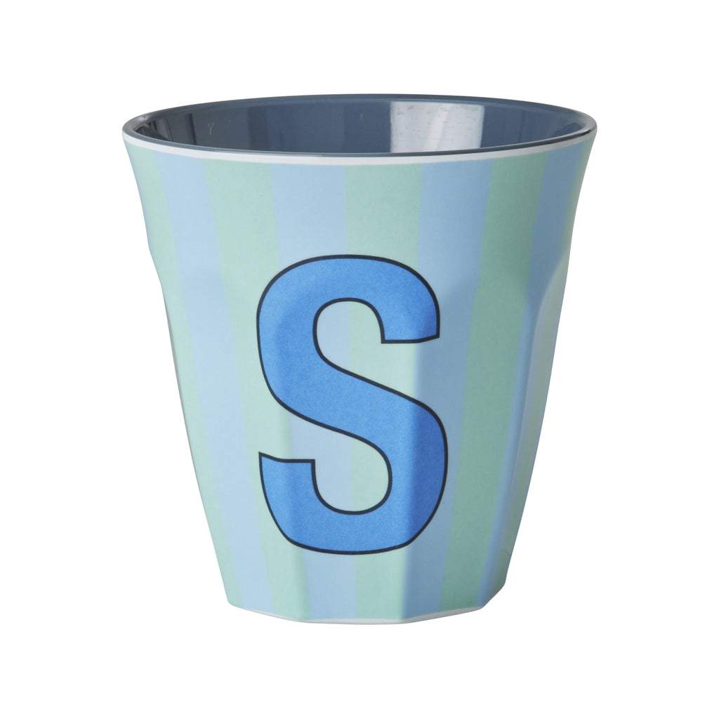 Buchstabenbecher S 250 ml Melaminbecher mit Alphabetdruck für individuelle Wörter und Initialen