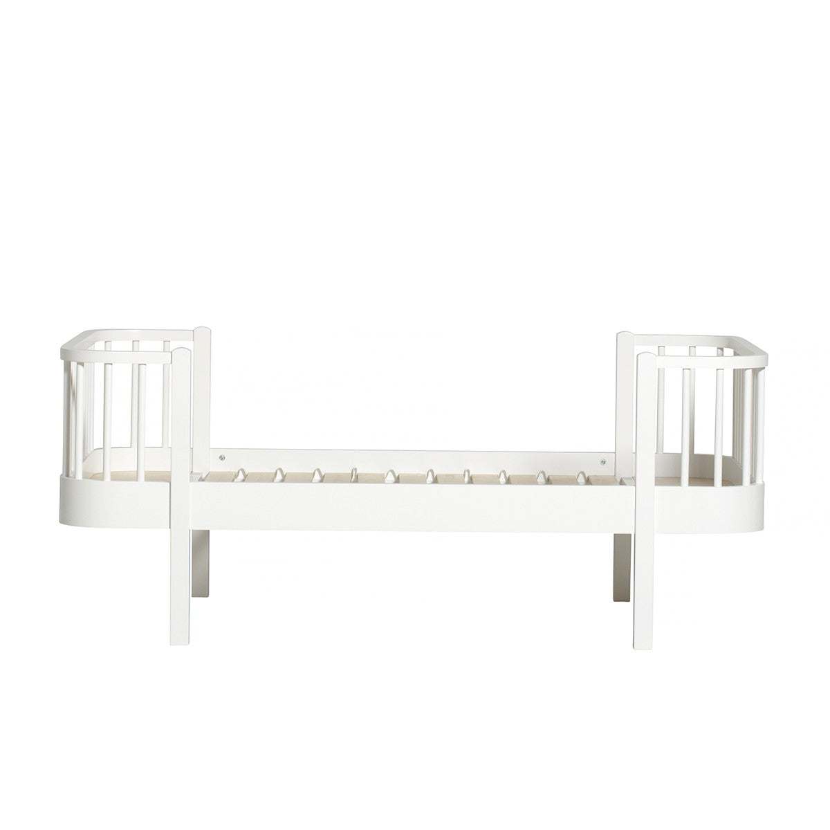 Wood Juniorbett 90x160 weiß aus nordischer Eiche mit abgerundeten Ecken und sicherem Design