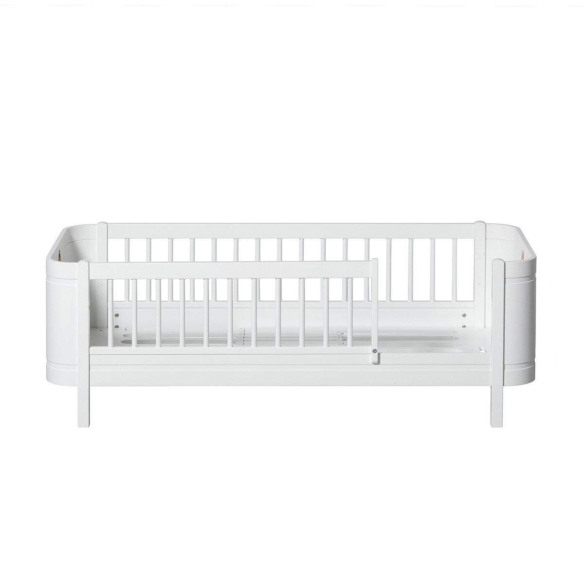 Weißes Wood Mini+ Juniorbett aus massiver Eiche und Birke für kleinere Kinderzimmer, mit Rausfallschutz und Umbausatzoption