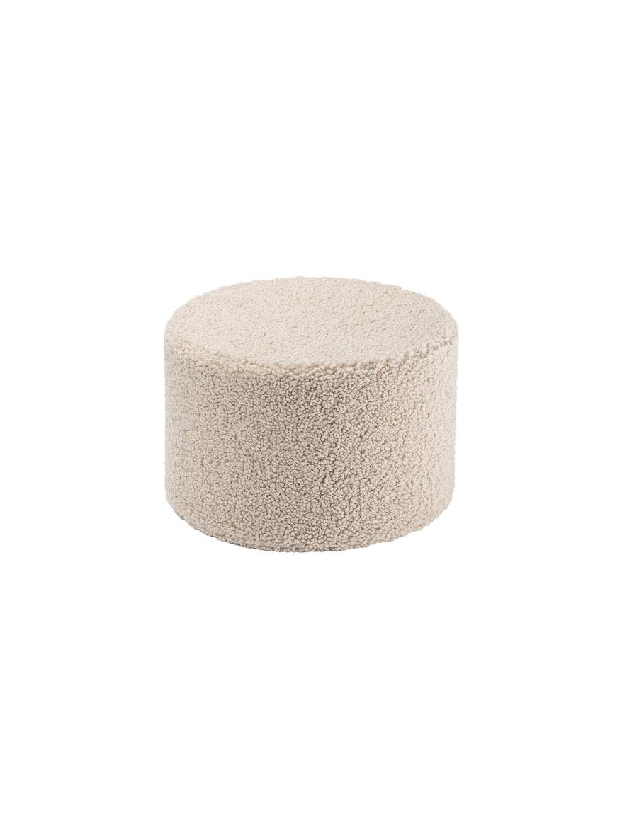 Beiger Pouffe Biscuit von Wigiwama aus kuscheligem Teddystoff für Kinderzimmer.