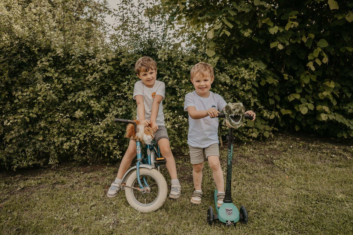 Weicher T-Rex Kopf als lustiges Fahrradzubehör für Kinderroller, handgefertigt aus sicheren Materialien.