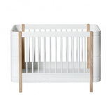 Weißes Wood Mini+ Babybett aus Birke und Eiche, wandelbar zum Juniorbett, skandinavisches Design