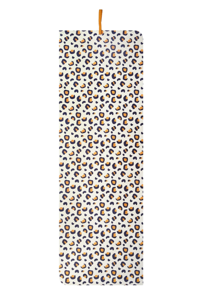 Design-Yogamatte von YOGITIER aus umweltfreundlichem Naturkautschuk mit rutschfester Mikrofaser-Velours-Oberfläche und elastischem Gummiband in Dschungelgrün