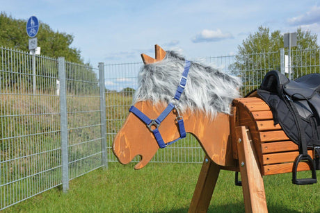 Wetterbeständiges Eduplay Halfter aus stabilem Gurtband mit Chrombeschlägen, passend zum Holzpferd, 40x22x18 cm.