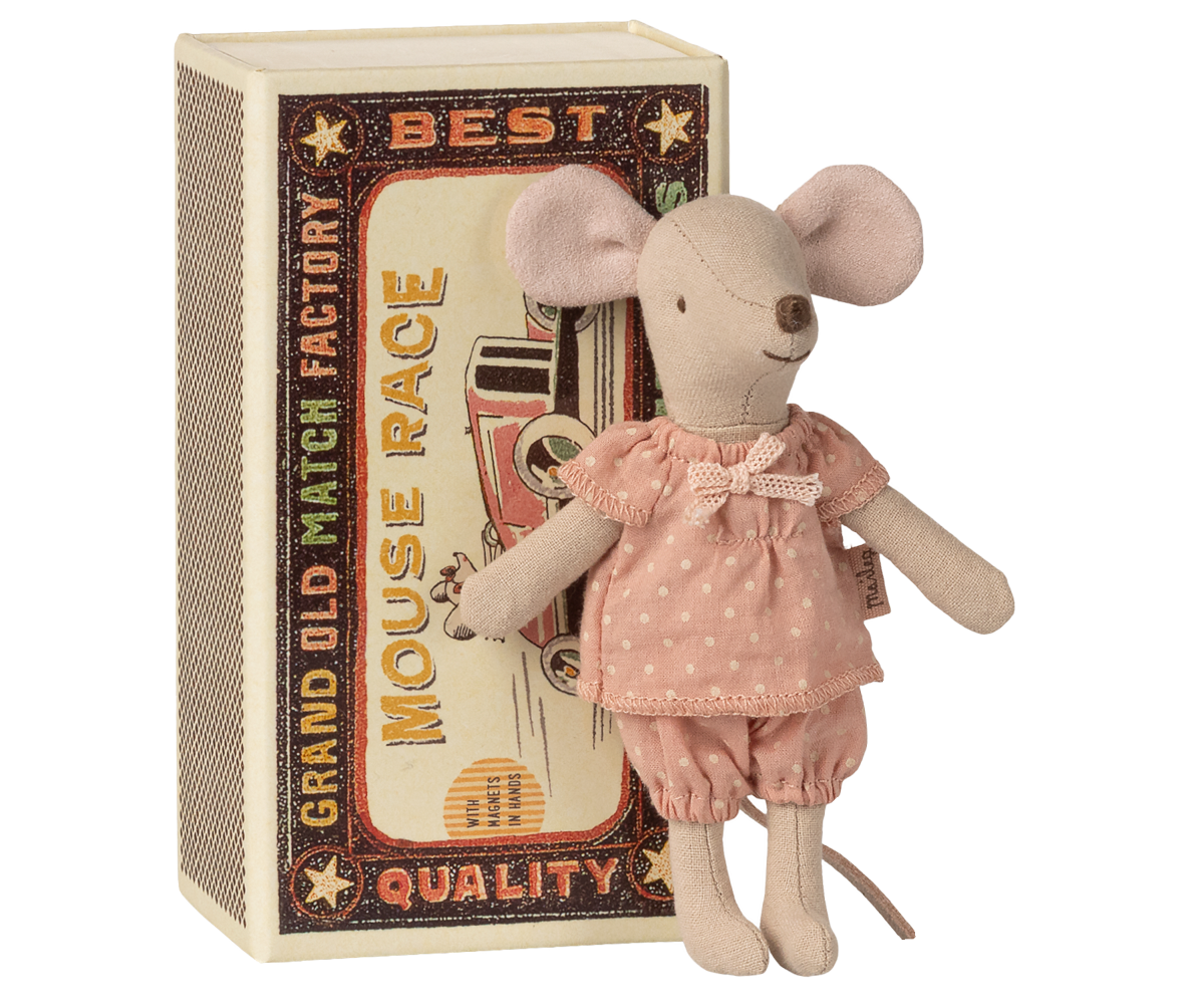 Große Schwester Maus in Streichholzschachtel