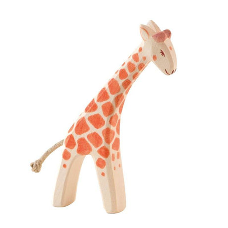 Kleine gebeugte Giraffenfigur aus Holz handgefertigt, 13 cm groß, sicheres und hochwertiges Ostheimer-Spielzeug