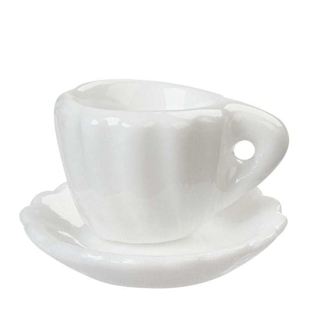 Keramiktasse mit kleinem Wichtel und heißer Schokolade, skandinavische Weihnachtsdekoration