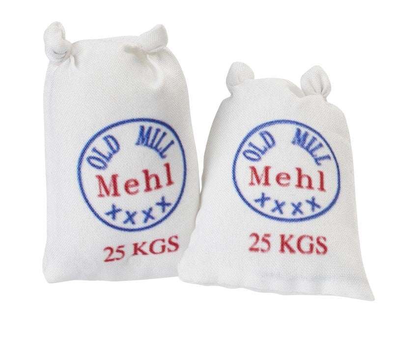 Wichtel mit zwei kleinen Mehlsäcken für Weihnachtsbäckerei und skandinavische Wichteltradition