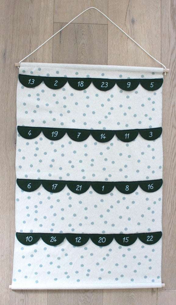 Adventskalender Wandbehang grün natur aus GOTS-Baumwolle mit gestickten Zahlen und Geschenköffnungen