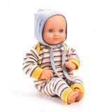 Puppe Canary von Djeco mit blauen Augen, weichem Vinyl und blau-gelbem Outfit, 32 cm groß, ideal für Kinder ab 18 Monaten