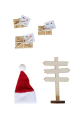 Kleiner Wichtel Nordpol mit Nikolausmütze, Wegweiser und Paketen im skandinavischen Weihnachtsdekor