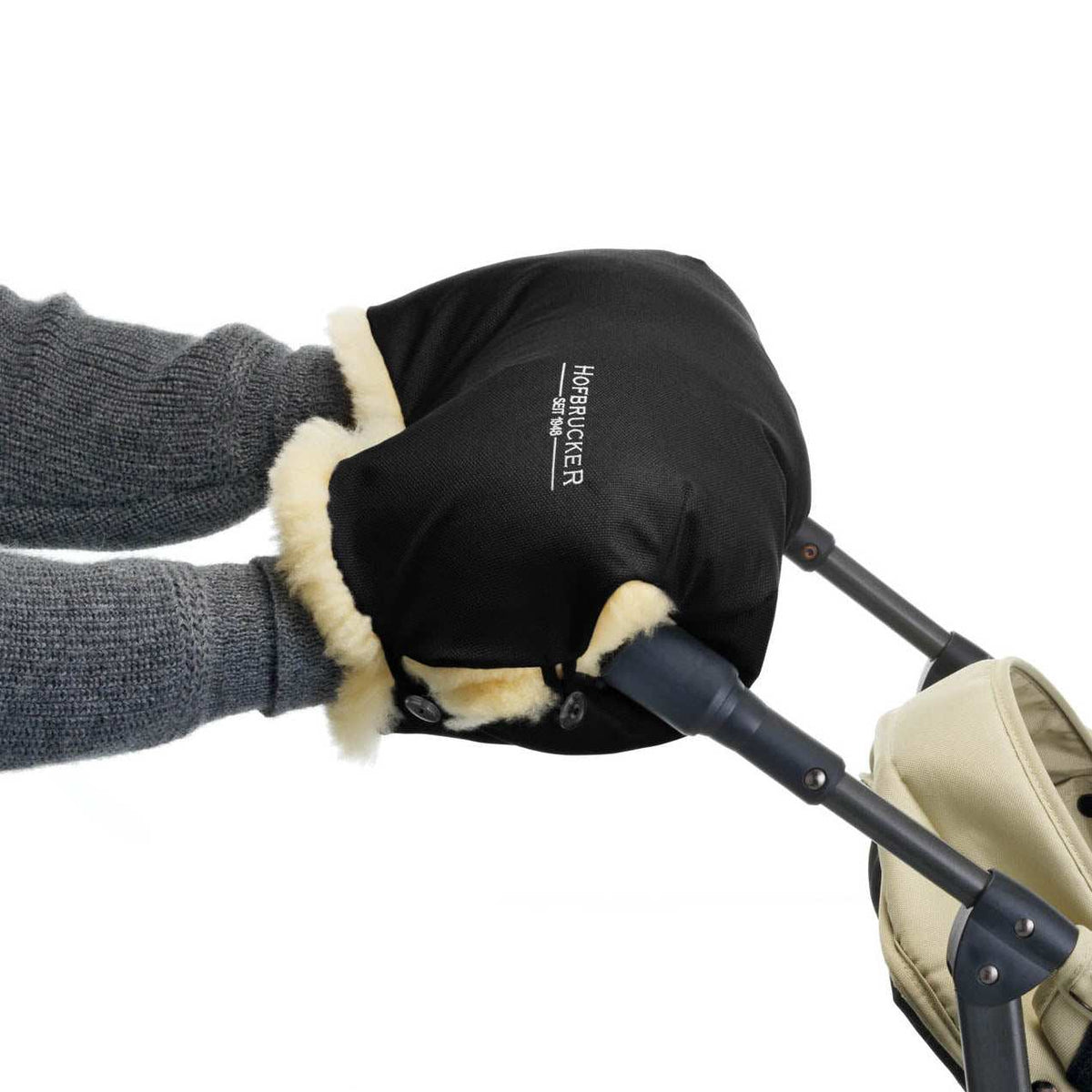 Schwarzer Lammfell Handwärmer mit weichem Merinolammfellfutter und Knopfschlaufen für Kinderwagenbefestigung