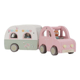 Spielzeugauto mit Wohnwagen von Little Dutch in Pink mit offenen Türen und Holzfiguren
