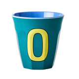 Buchstabenbecher O 250 ml aus Melamin mit Alphabet-Print, 9 cm hoch, spülmaschinenfest