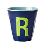 Buchstabenbecher R Melaminbecher 250 ml mit Alphabet-Print, vielseitig und spülmaschinenfest