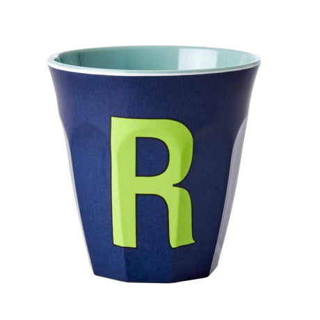Buchstabenbecher R Melaminbecher 250 ml mit Alphabet-Print, vielseitig und spülmaschinenfest