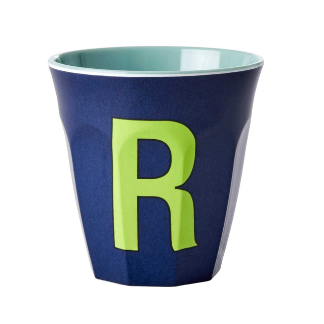 Buchstabenbecher R Melaminbecher 250 ml mit Alphabet-Print, vielseitig und spülmaschinenfest