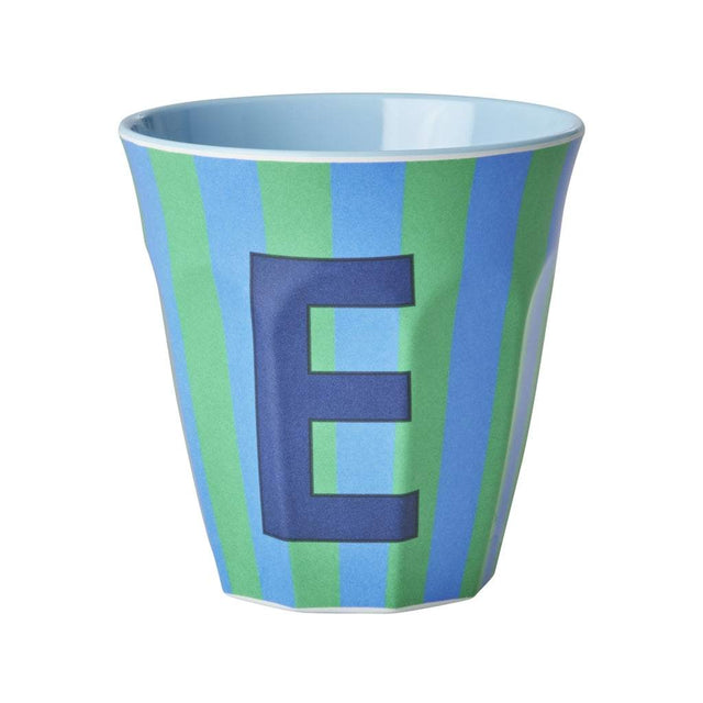 Buchstabenbecher 250 ml aus Melamin mit Alphabet-Print, spülmaschinenfest, personalisierbar