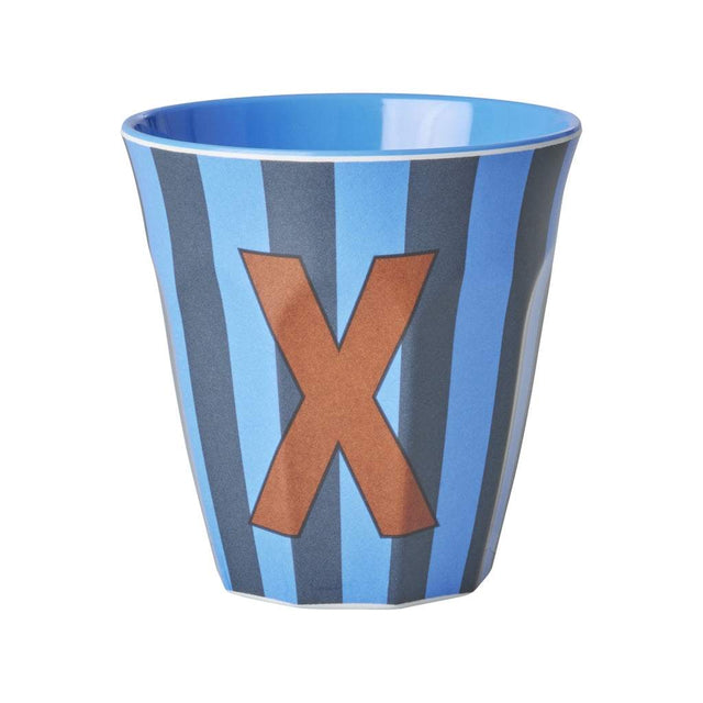 Buchstabenbecher X mit 250 ml Fassungsvermögen aus Melamin, weiß mit schwarzem Buchstaben-Print