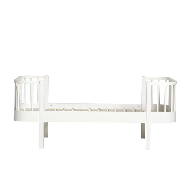 Wood Juniorbett 90x160 weiß aus nordischer Eiche mit abgerundeten Ecken und sicherem Design