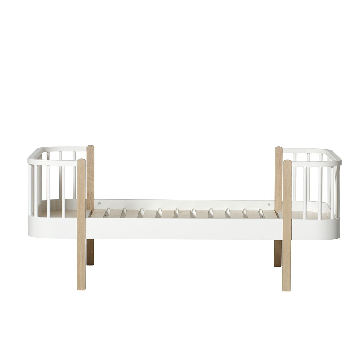 Wood Juniorbett 90x160 weiß mit Eichelementen und abgerundeten Ecken für sichere Kinderbetten