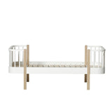 Wood Juniorbett 90x160 weiß mit Eichelementen und abgerundeten Ecken für sichere Kinderbetten