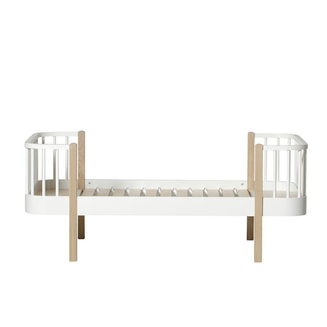 Wood Juniorbett 90x160 weiß mit Eichelementen und abgerundeten Ecken für sichere Kinderbetten