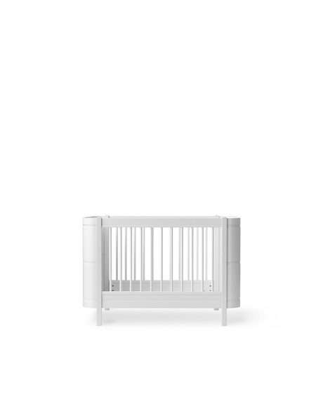 Weißes Wood Mini+ Babybett aus Birke mit höhenverstellbarem Lattenrost und abnehmbaren Gitterstäben, skandinavisches Design
