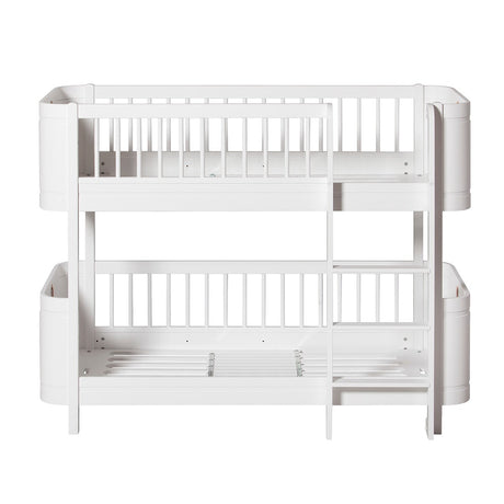 weißes halbhohes Etagenbett Mini+ von Oliver Furniture im Kinderzimmer mit Leiter rechts und Rausfallschutz