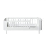 Weißes Wood Mini+ Juniorbett aus massiver Eiche und Birke für kleinere Kinderzimmer, mit Rausfallschutz und Umbausatzoption