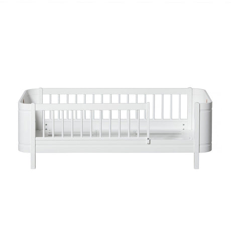 Weißes Wood Mini+ Juniorbett aus massiver Eiche und Birke für kleinere Kinderzimmer, mit Rausfallschutz und Umbausatzoption