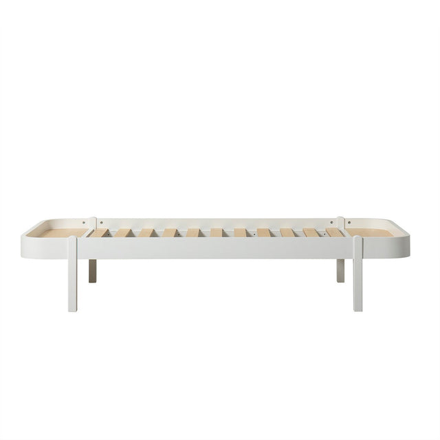 Weißer Wood Lounger Bett 90x200 cm im schlichten, zeitlosen Design für Kinder- und Jugendzimmer
