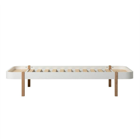 Wood Lounger Bett 90x200 weiß/Eiche im Kinderzimmer, stilvolles, zeitloses Design, gemütliches Tagesbett