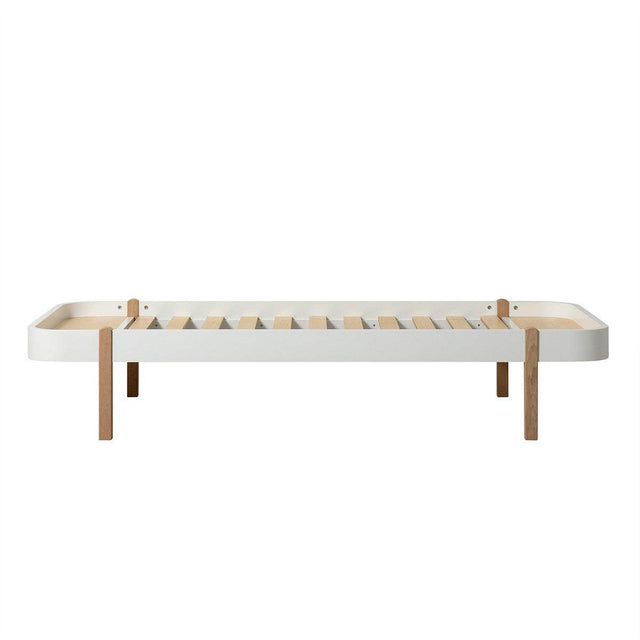 Wood Lounger Bett 90x200 weiß/Eiche im Kinderzimmer, stilvolles, zeitloses Design, gemütliches Tagesbett