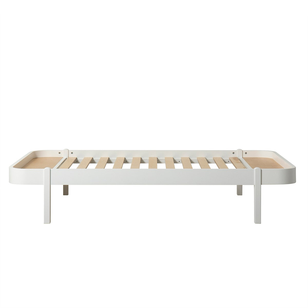 Weißer Wood Lounger Bett 120x200 cm mit abgerundeten Ecken und zeitlosem Design