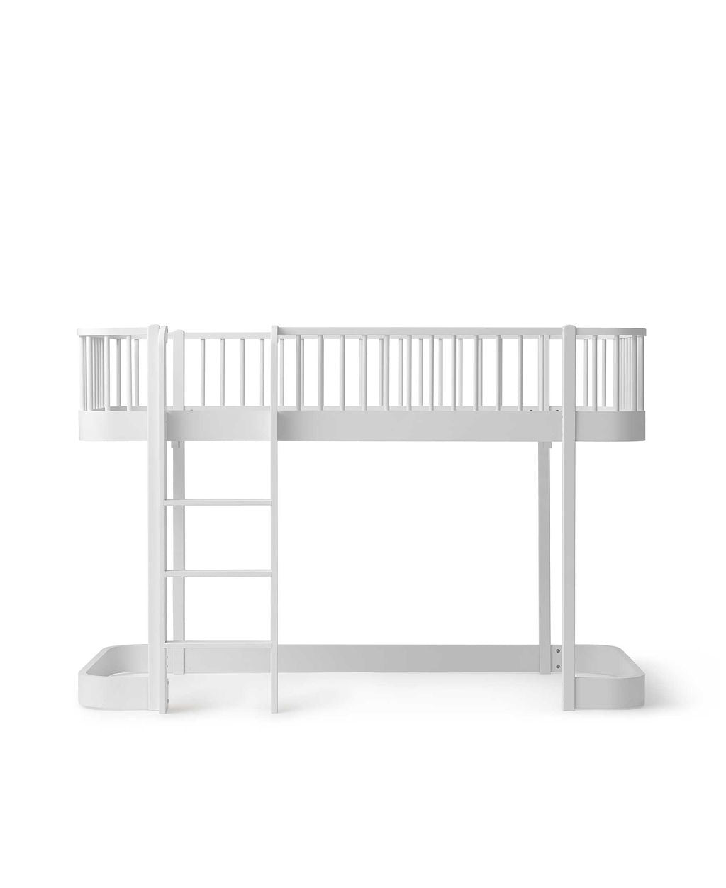 Weißes halbhohes Hochbett aus Birkenholz mit Leiter vorne, modern nordisches Design