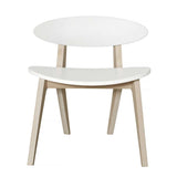 Wood PingPong Stuhl aus nordischem Eichenholz mit weißem nordischem Design und geölten Eichenbeinen.
