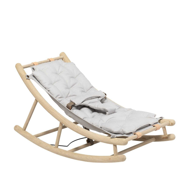 Wood Baby- & Kleinkindwippe aus weiß geölter Eiche mit grauem Babykissen und Kleinkindsitz in nordischem Design