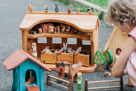 Ostheimer Holzfigur Schwein Rüssel tief, handbemalt, 6 cm, nachhaltiges Holz, kindersicheres Design