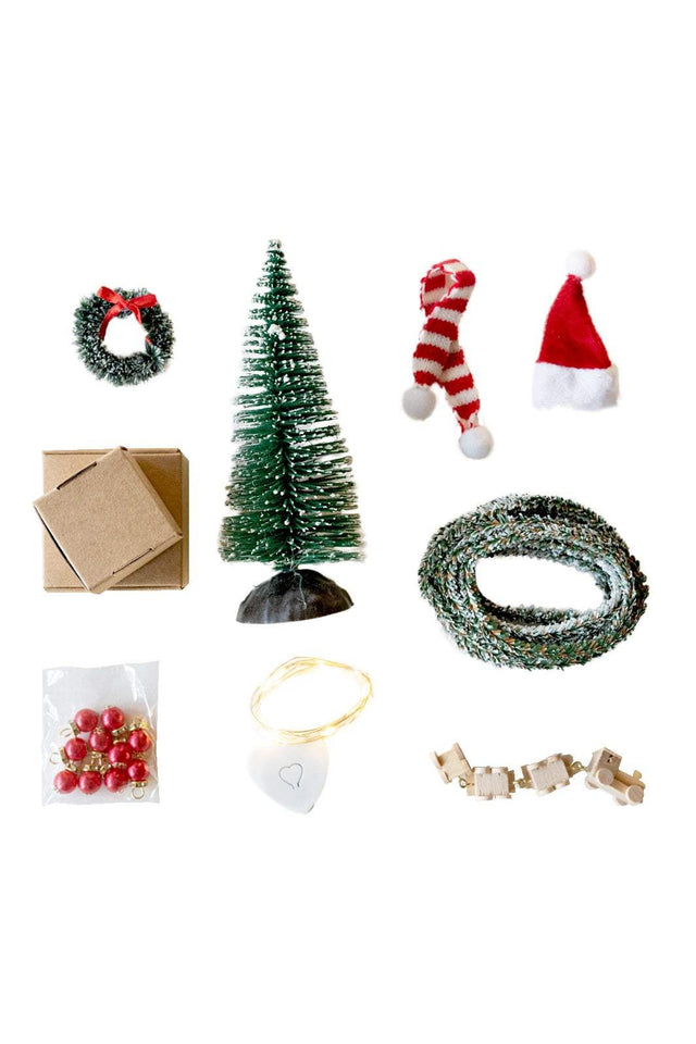 Wichtelweihnachten Set mit Mini Wichtel, Tanne, Kranz, roten Christbaumkugeln, Tannengirlande, Schal, Nikolausmütze, Holzeisenbahn und Mini Kartons
