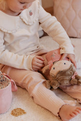 Stoffpuppe Rosa im Körbchen