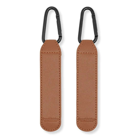 Braune Kinderwagenhaken HELP ME HOOKS aus veganem Leder mit Karabinerhaken für Taschen am Lenker